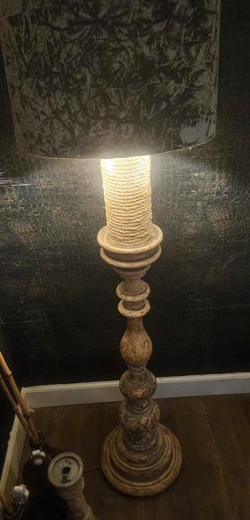 Houten vloerlamp met touwaccent beschikbaar voor biedingen