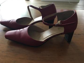 Leren rode schoenen met een mooie hak beschikbaar voor biedingen
