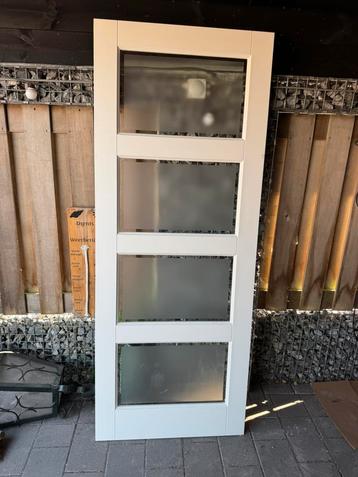Nieuwe binnendeuren 83x211cm. Somme lichte schade. beschikbaar voor biedingen