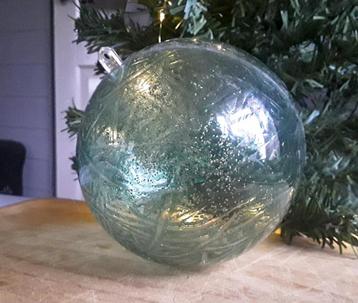 Kunststof kerstbal die open kan (er kan iets in gedaan worde beschikbaar voor biedingen