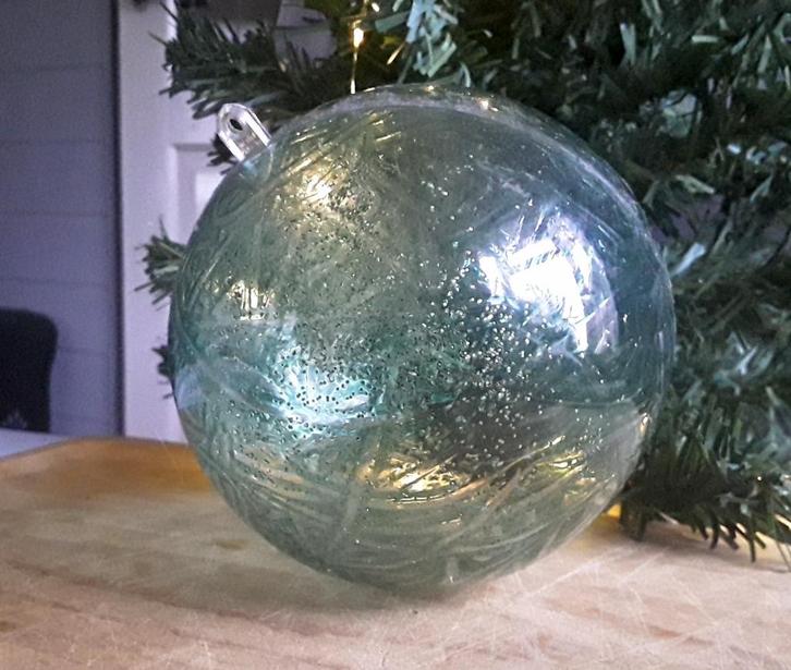 Kunststof kerstbal die open kan (er kan iets in gedaan worde, Diversen, Kerst, Gebruikt, Ophalen of Verzenden