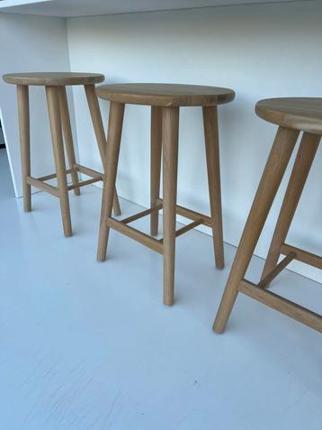 Eiken barkrukken beschikbaar voor biedingen