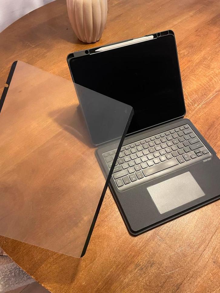 Apple iPad Air (2024) incl. toetsenbord en Apple pen., Computers en Software, Apple iPads, Zo goed als nieuw, Apple iPad, Wi-Fi en Mobiel internet