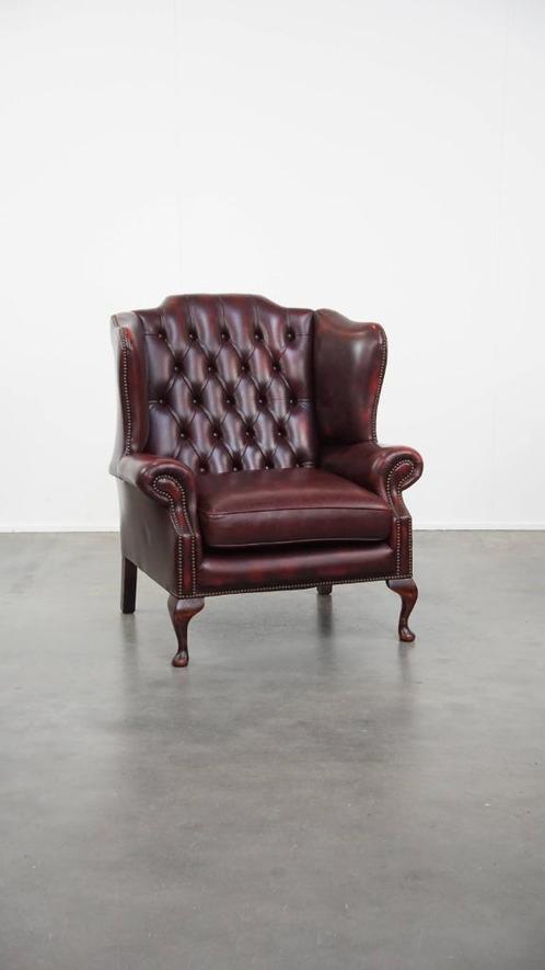 Klassiek rode rundleren Engelse chesterfield oorfauteuil, Huis en Inrichting, Fauteuils, Gebruikt, 75 tot 100 cm, 75 tot 100 cm