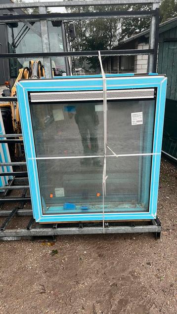 (147) 4 x Nieuw  kunststof raamkozijn incl glas beschikbaar voor biedingen