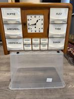 Mooie kruiden specerijen kast met werkende klok, Antiek en Kunst, Antiek | Keukenbenodigdheden, Ophalen of Verzenden