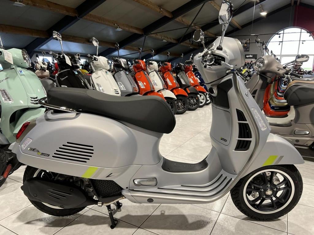 Vespa GTS 300 SUPER TECH | OPRUIMING SHOWROOM-MODEL | OP=OP