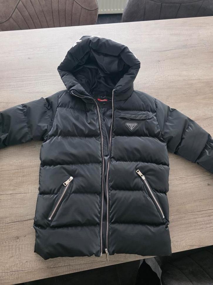 Prada Kinderjas 9-10 jaar - Zo goed als nieuw, Kinderen en Baby's, Kinderkleding | Schoenen en Sokken, Zo goed als nieuw, Jongen of Meisje