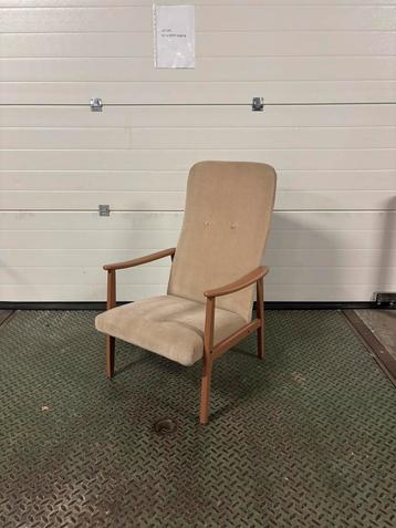 Mooie Vintage Beige Stoffen en Houten Fauteuil beschikbaar voor biedingen