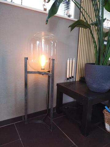 Vloerlamp industrieel beschikbaar voor biedingen