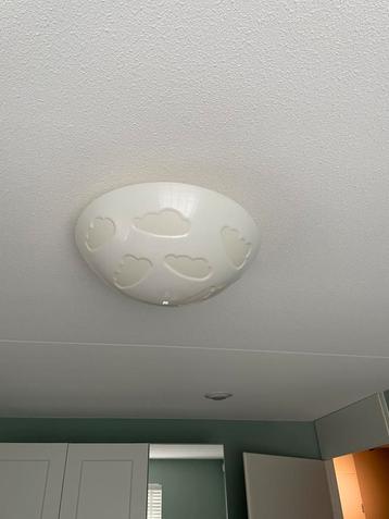 2 stuks witte plafondlamp met wolken van Ikea type Skojig beschikbaar voor biedingen