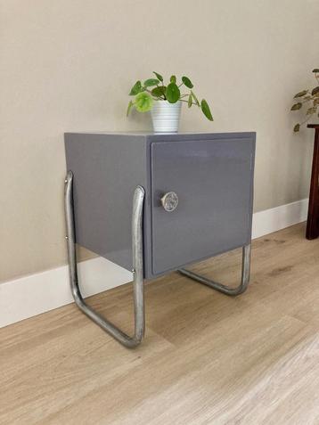 Vintage nachtkastje, hout met metalen buisframe. Lila. beschikbaar voor biedingen
