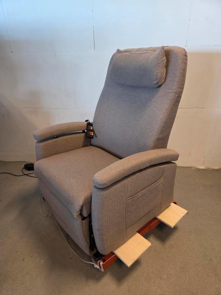 XXL sta op stoel / opsta stoel zitbreedte 63 cm., Huis en Inrichting, Fauteuils, Stof, 50 tot 75 cm, Minder dan 75 cm, Ophalen