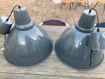 2 grijze industriele hanglampen (Ikea) beschikbaar voor biedingen