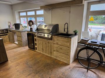 Showroomuitverkoop: Buitenkeuken met Napoleon BBQ en meer beschikbaar voor biedingen