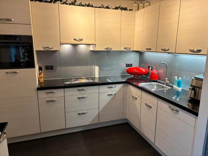 Te koop: tweedehands keuken in L-opstelling, Huis en Inrichting, Keuken | Complete keukens, Gebruikt, Hoekkeuken, Wit, Ophalen of Verzenden