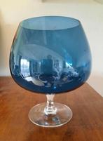 Decoratieve glazen blauwe vaas op voet, Zweeds, gaaf., Blauw, Ophalen of Verzenden, Minder dan 50 cm, Glas