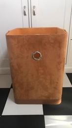 Grote vintage mand bekleed met leer en suede, Huis en Inrichting, Woonaccessoires | Schalen en Manden, Overige materialen, Gebruikt