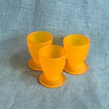 3 leuke vintage eierdoppen van geel mat glas ‘70