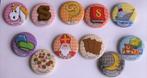 24 sinterklaas buttons 11 verschillende sint Nicolaas, Ophalen of Verzenden, Nieuw