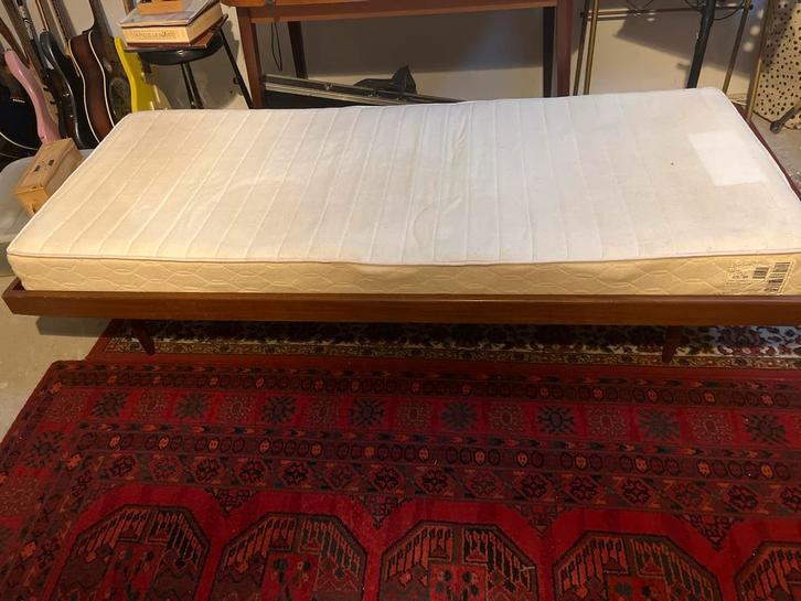 Vintage Houten Bedframe met Matras, Huis en Inrichting, Slaapkamer | Bedden, Gebruikt, Eenpersoons, 90 cm, 200 cm, Hout, Bruin