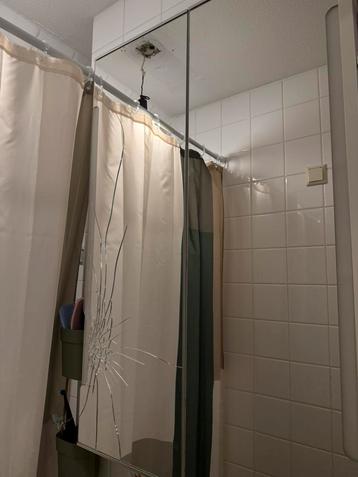 Spiegelkast IKEA met verlichting (glas kapot)