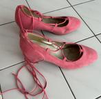 Pumps roze suede met touwtjes, maat 40, zgan, Kleding | Dames, Pumps, Ophalen of Verzenden, Zo goed als nieuw, Roze