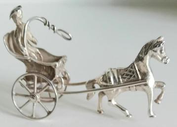 Zilveren miniatuurtje paardje met koetsje beschikbaar voor biedingen