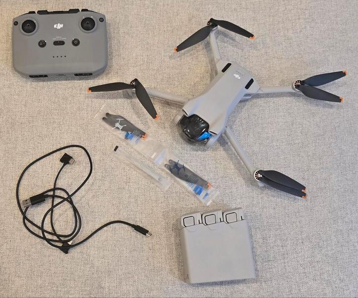 DJI Mini 3 Fly More Combo – 3 accu’s + controller – zeer net, Audio, Tv en Foto, Drones, Zo goed als nieuw, Ophalen