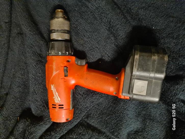 Milwaukee schroeftol cq boorhamer  en 2 accus en laadstatio, Doe-het-zelf en Verbouw, Gereedschap | Boormachines, Zo goed als nieuw