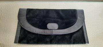 Zwarte clutch van Louis Féraud beschikbaar voor biedingen