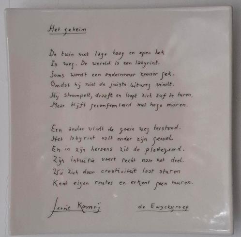 Gerrit Komrij, Het geheim. Gedicht op wandbord.  27.cm., Antiek en Kunst, Antiek | Wandborden en Tegels, Ophalen