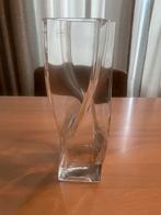 Mooie glazen vaas met een draai vorm, Huis en Inrichting, Woonaccessoires | Vazen, Minder dan 50 cm, Nieuw, Glas, Ophalen