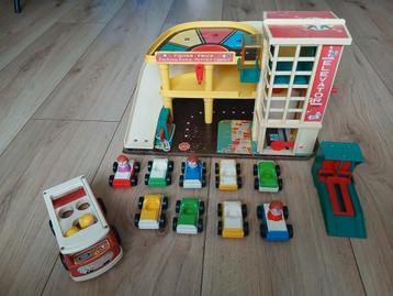 Vintage fisher price garage met veel auto's  beschikbaar voor biedingen