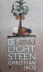 Nefer de zwijgzame De licht steen deel 1 van christian jacq, Ophalen of Verzenden, Zo goed als nieuw, Achtergrond en Informatie