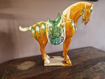 Mid-Century Tang-stijl Chinees keramisch paard beschikbaar voor biedingen