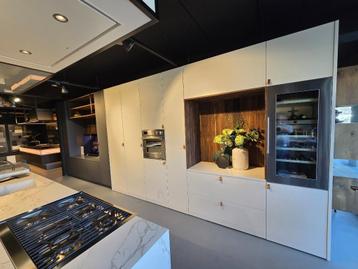 Showroomkeuken gelakt en met eiland beschikbaar voor biedingen