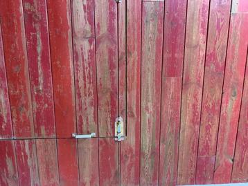 Oude gebruikte planken rood geverfd, recycle hout beschikbaar voor biedingen