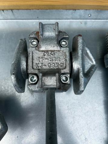 Intermediate Twistlock IF-51 - Links- en rechtssluitend beschikbaar voor biedingen