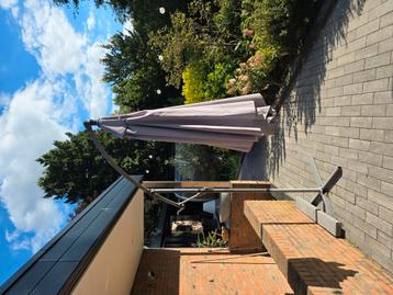 Grote uitdraaibare parasol.  beschikbaar voor biedingen