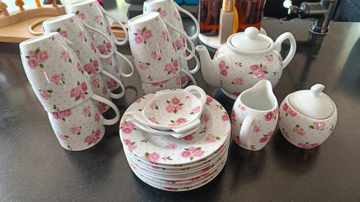 Thee servies wit met roze bloemen, Huis en Inrichting, Keuken | Servies, Zo goed als nieuw, Overige typen, Overige stijlen, Porselein