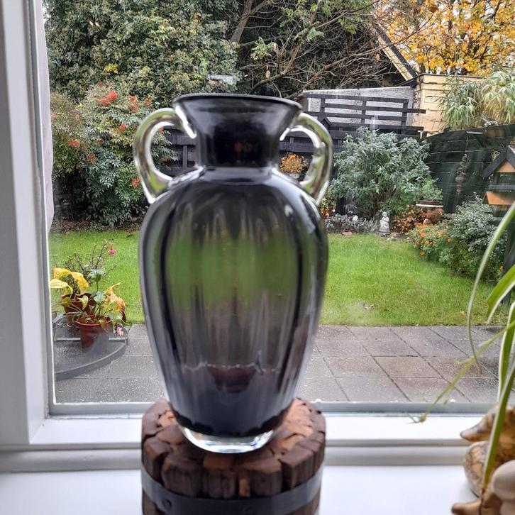 Mooie glazen vaas met oren, Huis en Inrichting, Woonaccessoires | Vazen, Zo goed als nieuw, Zwart, Minder dan 50 cm, Glas, Ophalen of Verzenden
