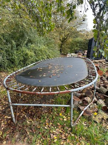 Grote trampoline met roest - Zelf ophalen! beschikbaar voor biedingen