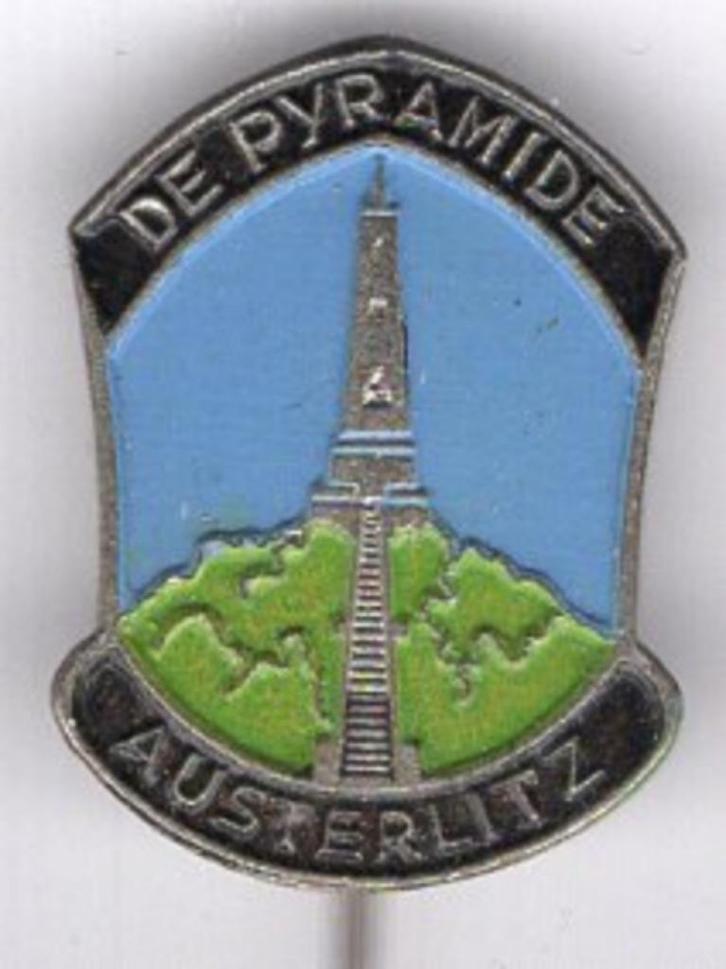 Pyramide Austerlitz zilverkleurig speldje ( U_134 ), Verzamelen, Speldjes, Pins en Buttons, Zo goed als nieuw, Speldje of Pin