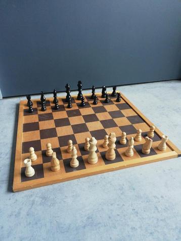 Houten dam/schaakbord met houten stukken  beschikbaar voor biedingen