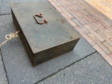 Antiek oude ijzeren geldkist bewaar kist kluis met sleutel beschikbaar voor biedingen