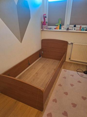 Verstelbaar bed met lattenbodem en matras beschikbaar voor biedingen