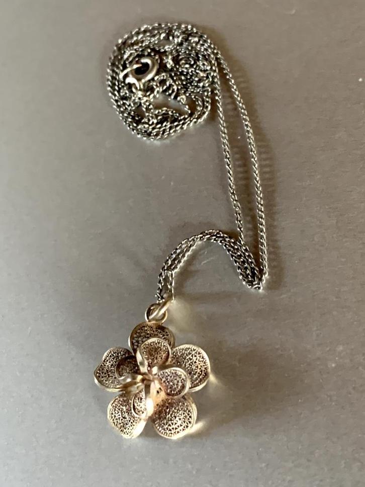 Filigraan zilveren hanger bloem en hart + zilveren kettinkje, Sieraden, Tassen en Uiterlijk, Kettinghangers, Zo goed als nieuw