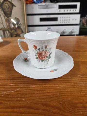 Kop en schotel  beschikbaar voor biedingen