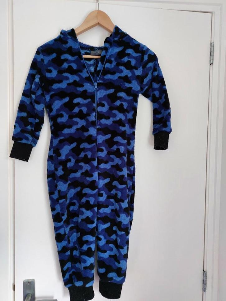 Onesie met blauw-zwart patroon – Heerlijk comfy!, Kinderen en Baby's, Kinderkleding | Maat 110, Gebruikt, Jongen of Meisje, Nacht- of Onderkleding